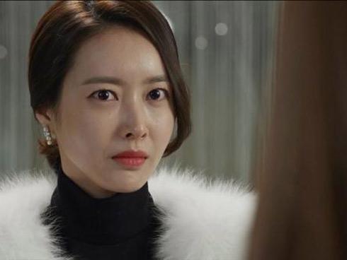 Nhờ mãi bạn trai không đến đón, cô gái trả thù khiến ai cũng hả hê