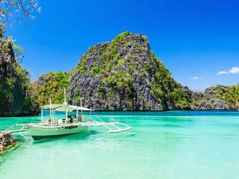 Làn nước xanh biếc như ngọc ở đảo Phú Quốc nhìn từ trên cao