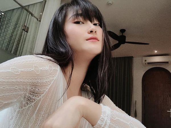 Bạn gái tiền vệ ‘đá sân nhỏ 9 điểm’ mặc nội y ren gây sốc hơn cả Ngọc Trinh-2