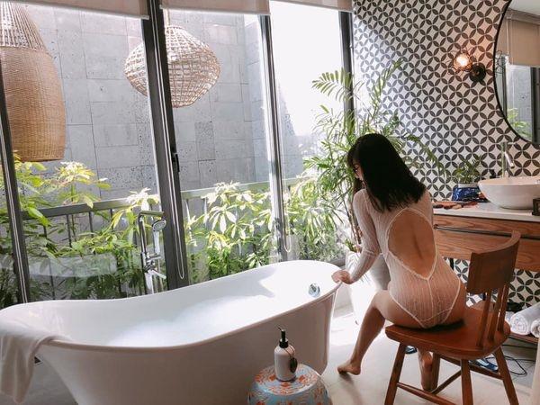 Bạn gái tiền vệ ‘đá sân nhỏ 9 điểm’ mặc nội y ren gây sốc hơn cả Ngọc Trinh-4