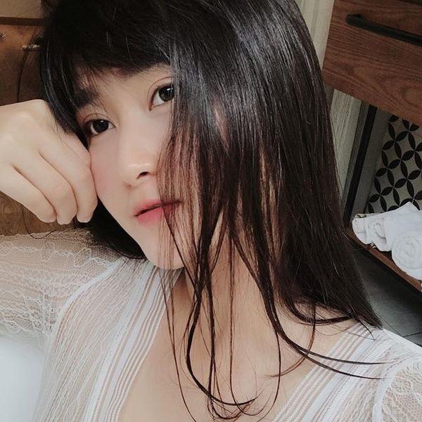 Bạn gái tiền vệ ‘đá sân nhỏ 9 điểm’ mặc nội y ren gây sốc hơn cả Ngọc Trinh-5