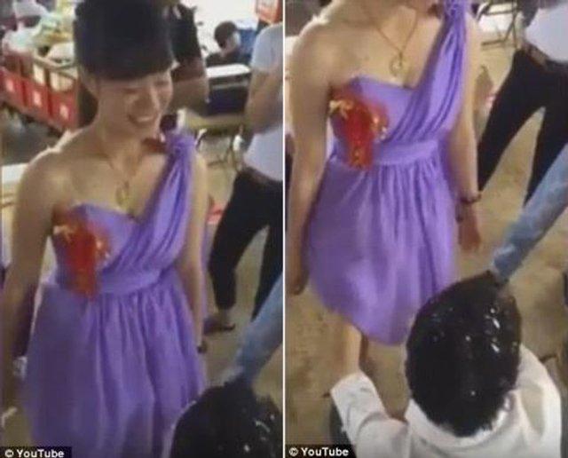 Clip: Chơi trò bịt mắt bắt dê, thanh niên khôn lỏi luồn tay vào váy, sờ soạng khắp người phù dâu-2