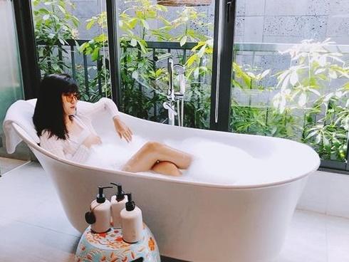 Bạn gái tiền vệ ‘đá sân nhỏ 9 điểm’ mặc nội y ren gây sốc hơn cả Ngọc Trinh