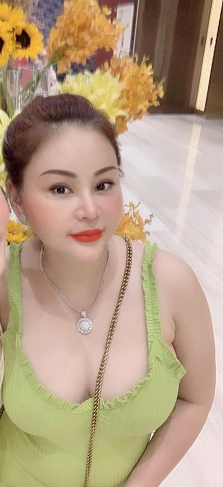 Mỹ nhân được Hoài Linh đòi cưới mặc đồ ren hững hờ để chứng tỏ siêu vòng 1?-4