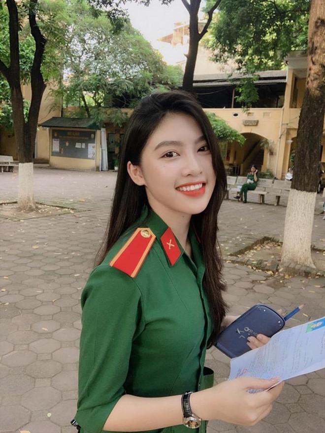 Nữ sinh mặc quân phục gây chú ý trong kỳ thi THPT quốc gia-2