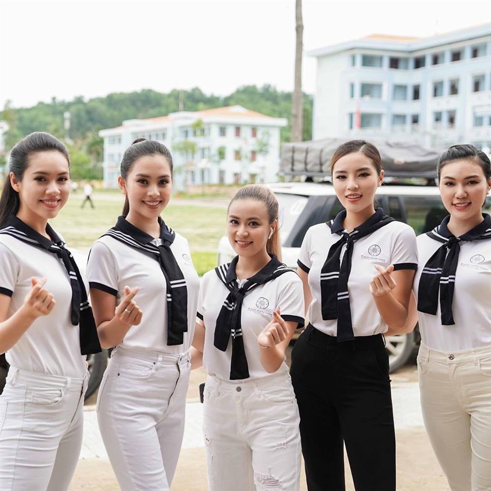 Liều mình đọ sắc dàn hoa hậu, may cho Hoàng Thùy Linh khi không rơi vào thảm cảnh giống Chi Pu-1