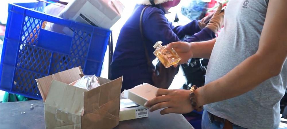 Lê Dương Bảo Lâm bị tố livestream bán nước hoa fake: mùi thua cả nước xịt phòng-4