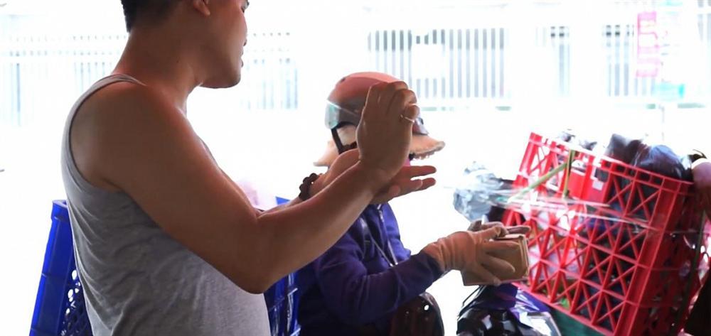 Lê Dương Bảo Lâm bị tố livestream bán nước hoa fake: mùi thua cả nước xịt phòng-5