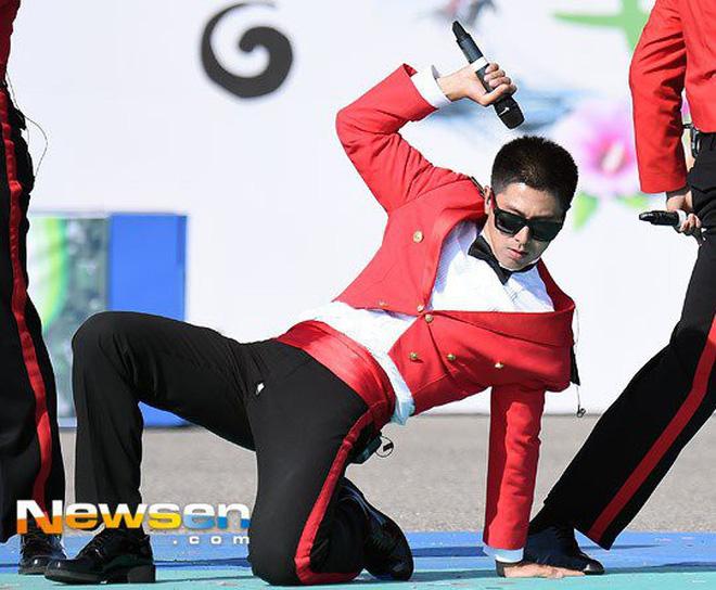 Nhảy quá hăng đến nỗi rách quần lộ cả nội y, Changmin (DBSK) ghi điểm tuyệt đối nhờ cách xử lý vô cùng chuyên nghiệp-6