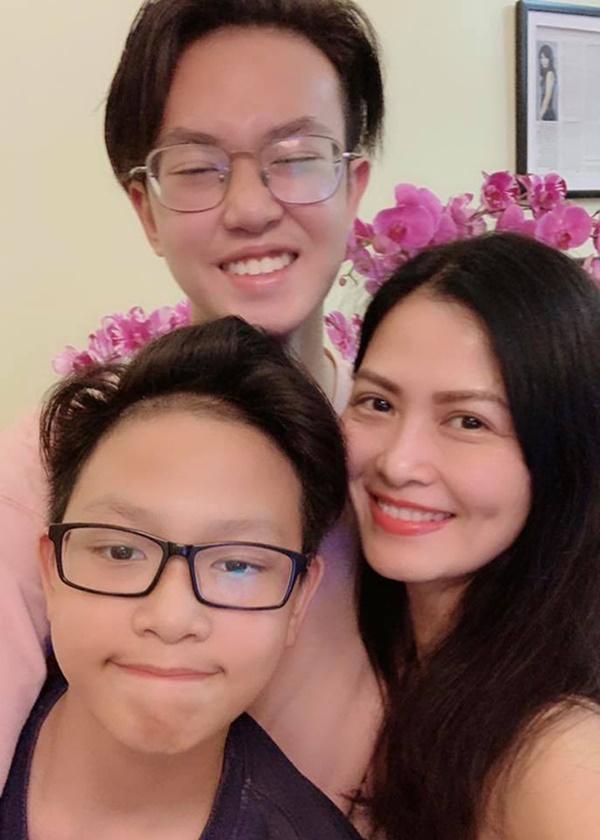 Nhan sắc đời thường của cô bán hoa Về nhà đi con-11