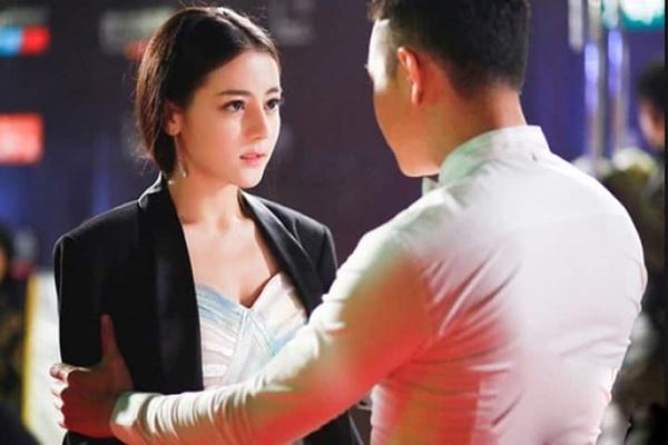 Chồng tôi ngã ngửa khi thấy nhân tình ôm hôn trai lạ-1