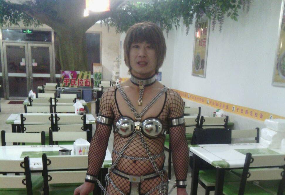 Thảm họa thời trang Trung Quốc: Cả đàn ông lẫn đàn bà đều khoe nội y khi ra đường-7