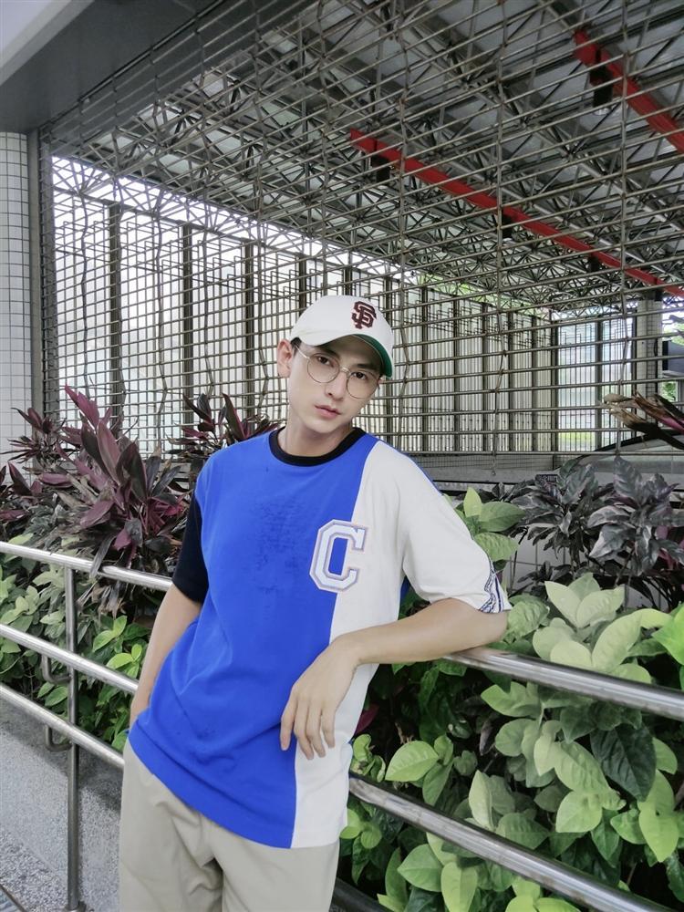 Isaac đắc tội gì với thợ cắt tóc mà từ nam thần thành ra thái tử gáo dừa chỉ tại mái tóc nham nhở thế này?-7