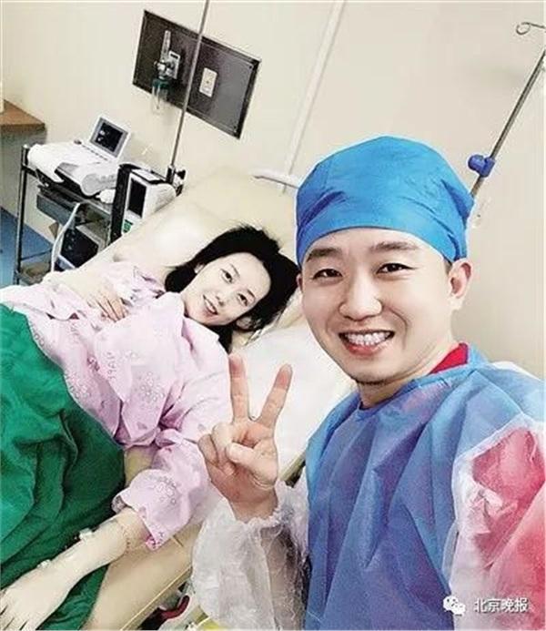 Giúp vợ giảm cơn đau trong cơn vượt cạn, ông chồng làm điều này khiến các chị em đỏ mắt ghen tị-1