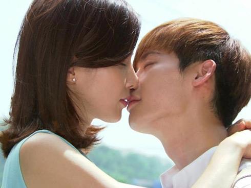 Bắt bạn trai lấy chân làm ghế ngồi để mình ung dung nghe điện thoại, cô gái khiến dân mạng tức sôi máu-3