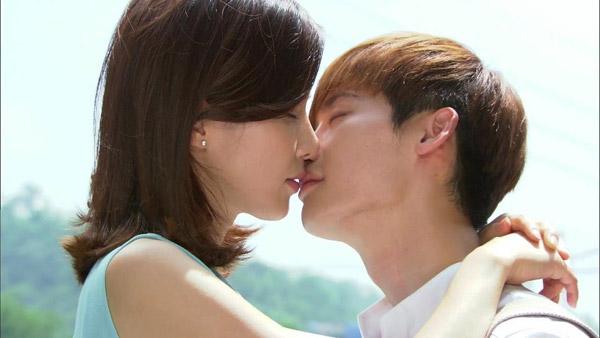 Bị phát hiện hôn người yêu của tôi ngấu nghiến, bạn thân cười khẩy còn nói một câu khiến tôi sững người-1