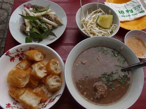 Bánh đúc, phở Lệ có thâm niên lâu đời, nổi tiếng ở Sài Gòn