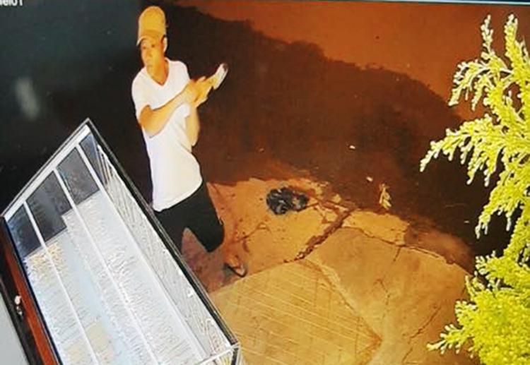 Clip: Gã thanh niên ở Đăk Lăk dùng búa đập 1 nhát vào tủ kính, khoắng cả nắm vàng trong 5 giây-1