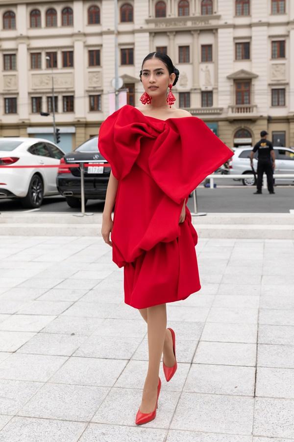 Ngạc nhiên chưa: Cũng có lúc Phượng Chanel ăn mặc không sến sẩm và lạc quẻ đây này!-15