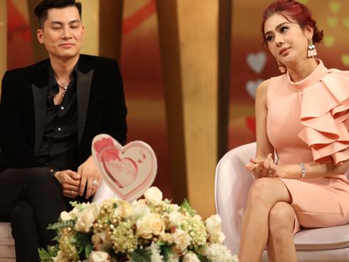 Bắt bạn trai lấy chân làm ghế ngồi để mình ung dung nghe điện thoại, cô gái khiến dân mạng tức sôi máu-4