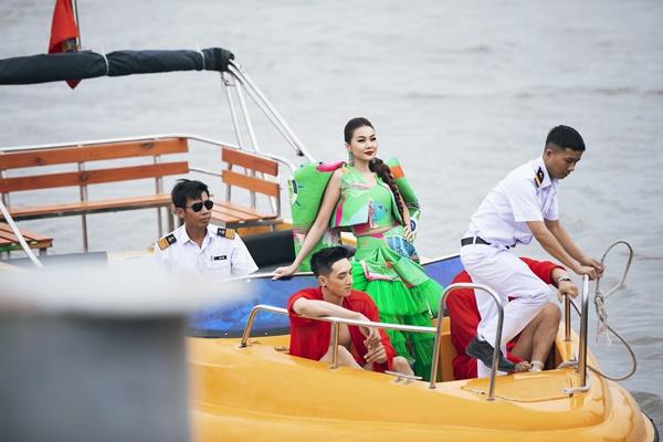 Thanh Hằng mặc đầm vedette mà như áo phao, ngồi cano dạo quanh sông Sài Gòn-2