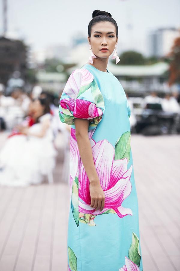 Thanh Hằng mặc đầm vedette mà như áo phao, ngồi cano dạo quanh sông Sài Gòn-8