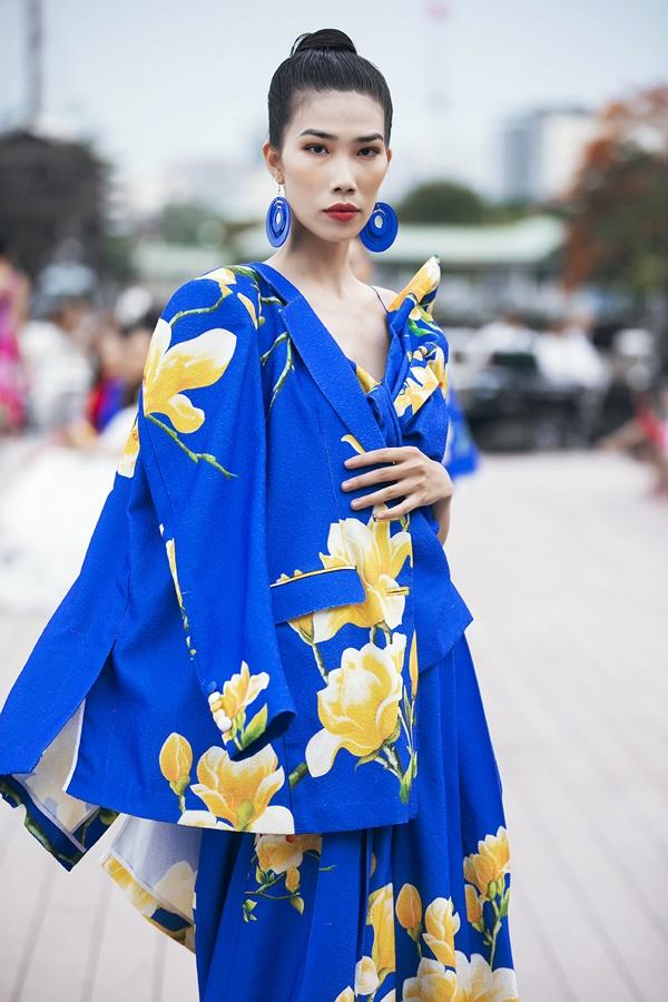 Thanh Hằng mặc đầm vedette mà như áo phao, ngồi cano dạo quanh sông Sài Gòn-11