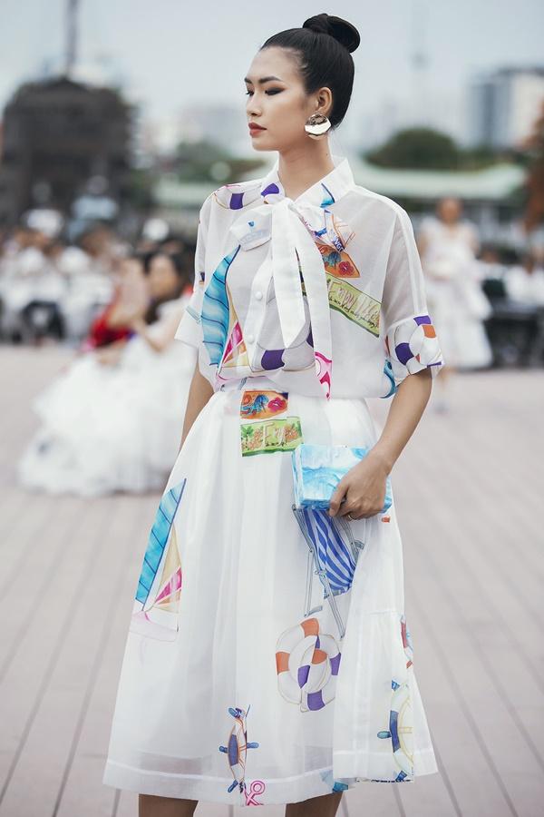 Thanh Hằng mặc đầm vedette mà như áo phao, ngồi cano dạo quanh sông Sài Gòn-12