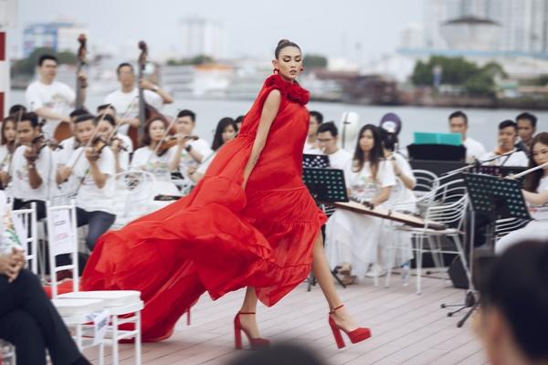 Thanh Hằng mặc đầm vedette mà như áo phao, ngồi cano dạo quanh sông Sài Gòn-16