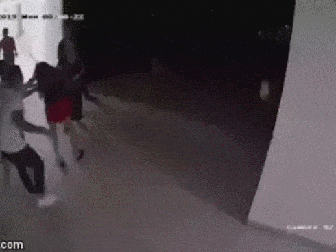 Mẹ chồng bị con dâu khóa tay, đánh tím mặt, không há được mồm chỉ vì... cái bô-6