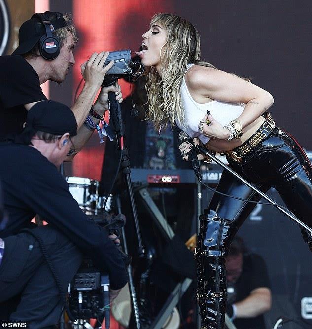 Miley Cyrus vén áo khoe ngực trên sân khấu-3