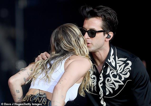 Miley Cyrus vén áo khoe ngực trên sân khấu-4