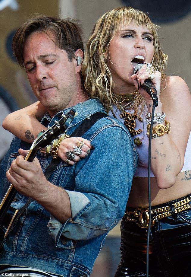 Miley Cyrus vén áo khoe ngực trên sân khấu-5