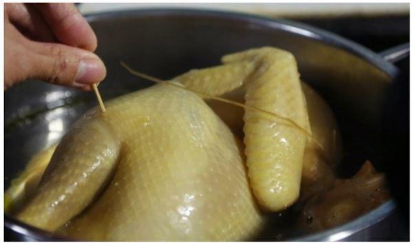 Cách luộc gà ngon, da vàng bóng ăn giòn ai cũng phải khen ngợi-1