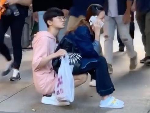 Bắt bạn trai lấy chân làm ghế ngồi để mình ung dung nghe điện thoại, cô gái khiến dân mạng 'tức sôi máu'