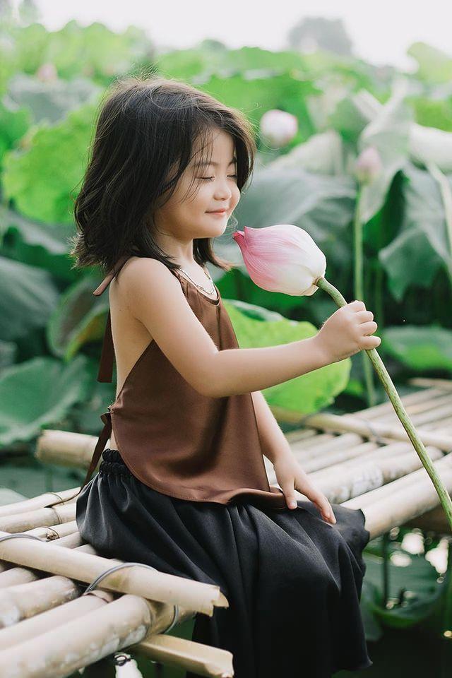 Các cô các chú ơi: Bộ ảnh thiên thần nhí chụp với sen đẹp nhất mùa hè đây rồi!-3