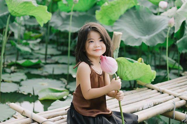 Hãy ngắm cô bé Bắc Ninh xinh đẹp và đáng yêu này qua bức ảnh mà chúng tôi đã chụp được. Với nụ cười trong sáng và sự tinh nghịch, cô bé sẽ làm bạn cảm thấy trẻ trung và hạnh phúc. Hãy để chúng tôi giúp bạn ghi lại khoảnh khắc đáng nhớ này.