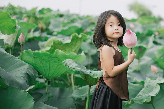 Các cô các chú ơi: Bộ ảnh thiên thần nhí chụp với sen đẹp nhất mùa hè đây rồi!-5