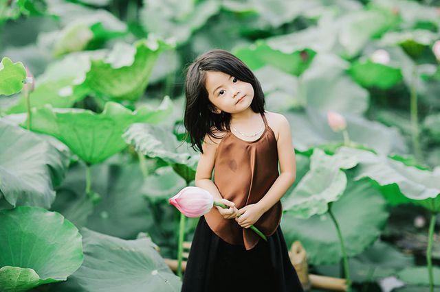 Các cô các chú ơi: Bộ ảnh thiên thần nhí chụp với sen đẹp nhất mùa hè đây rồi!-7