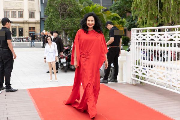 SAO MẶC XẤU: Thúy Vi - Hồ Ngọc Hà đồng loạt lộ miếng dán ngực kém duyên - Cindy Thái Tài khoe vựa trái cây sắp tràn khỏi váy-2