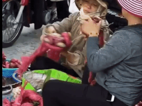 Clip: Phóng tốc độ bàn thờ, xe tải quay 360 độ như phim hành động Mỹ sau khi đâm nát đầu Ford Ranger-5