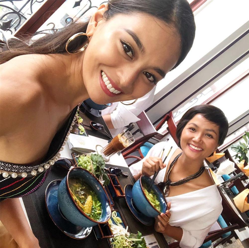 Mặc chỉn chu đón tiếp bạn thi Miss Universe nhưng HHen Niê lại gây hoang mang khi không makeup - chẳng làm đầu-3