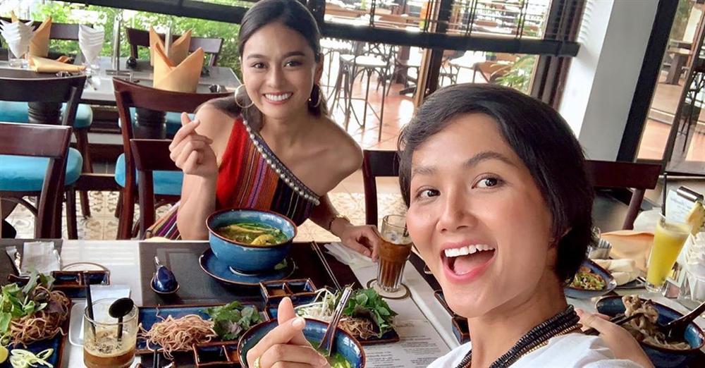 Mặc chỉn chu đón tiếp bạn thi Miss Universe nhưng HHen Niê lại gây hoang mang khi không makeup - chẳng làm đầu-2