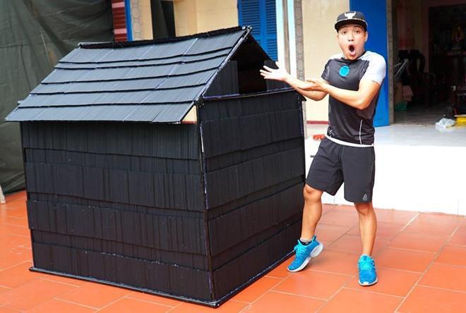 Vlogger khiến dân mạng khó hiểu khi thử thách leo cột điện cao 100 m-2