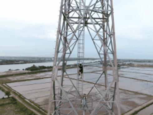 Vlogger khiến dân mạng khó hiểu khi thử thách leo cột điện cao 100 m