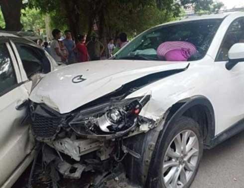 Clip: Ô tô điên xiên ngang, tông hàng loạt xe trên phố khiến nhiều người hoảng loạn-1