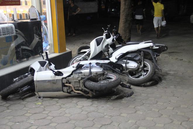 Hà Nội: Ô tô con mất lái đâm hàng loạt phương tiện, nhiều mảnh vỡ vương vãi khắp đường-3