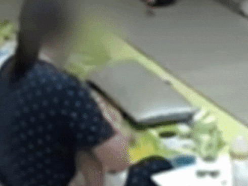 Clip: Bảo mẫu siết chặt bé gái 7 tháng tuổi vào rồi tát tới tấp và giọt nước mắt hối lỗi