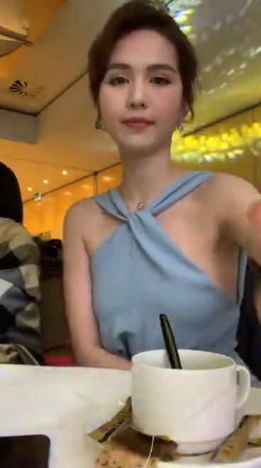 Cùng mặc 1 chiếc váy nhưng trái với livestream lộ ngực xập xệ, Ngọc Trinh tung ảnh lên Facebook gợi cảm đến ngỡ ngàng-5