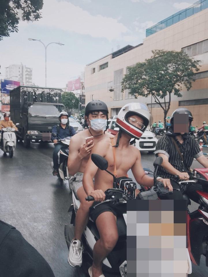 Hai trai đẹp khiến hội chị em ngất lên ngất xuống khi quyết định bán nude chạy xe máy khắp đường phố Sài Gòn-1